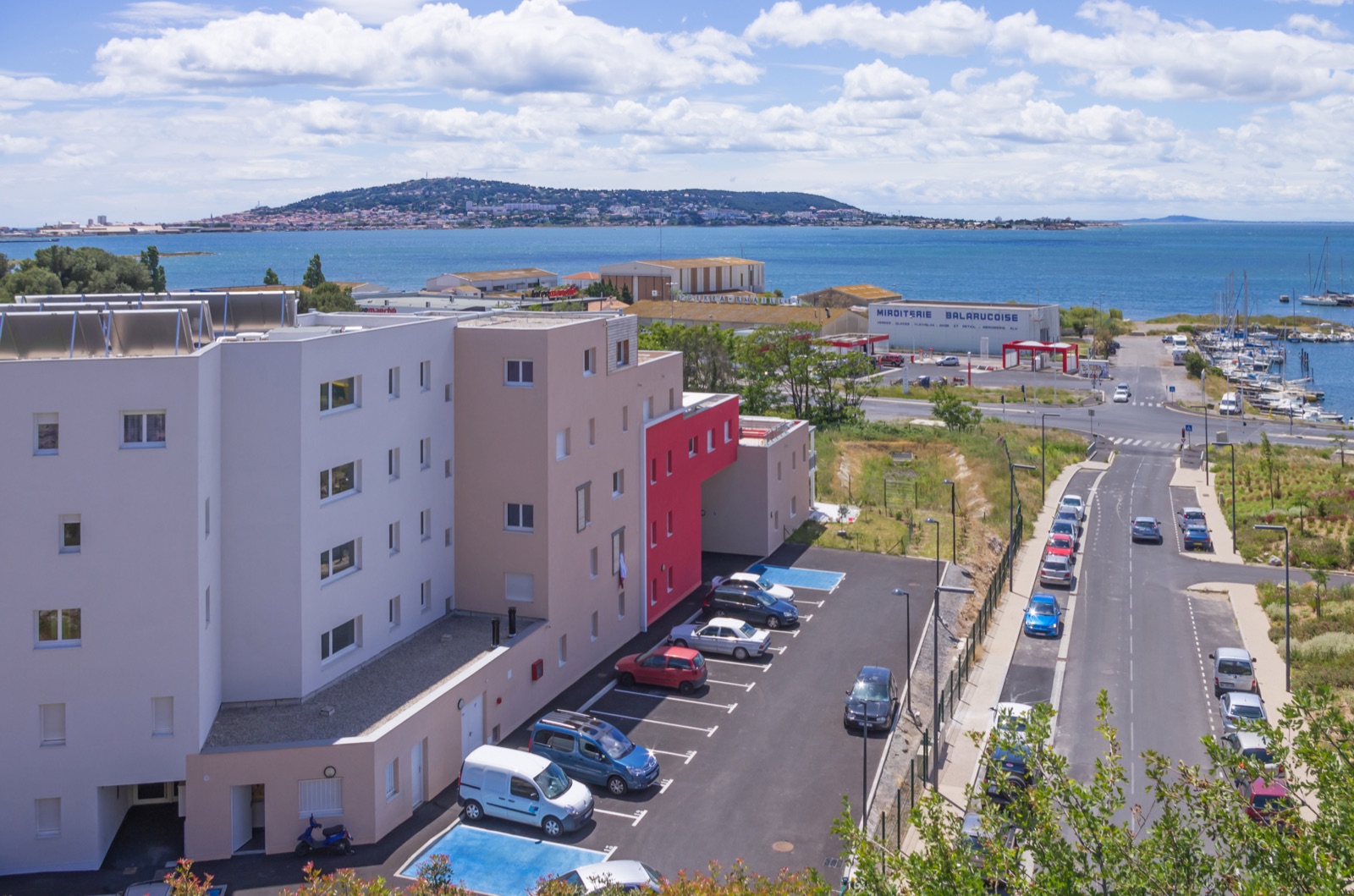 Vue panoramique sur l'étang de Thau et la ville de Sète depuis Balaruc-les-Bains