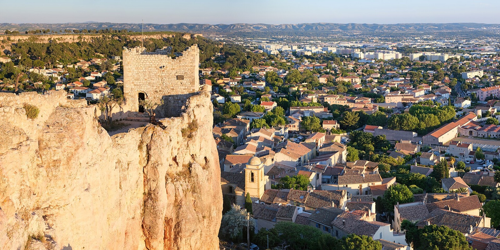 La Tour Sarrasine, emblème du vieux Vitrolles sur son rocher