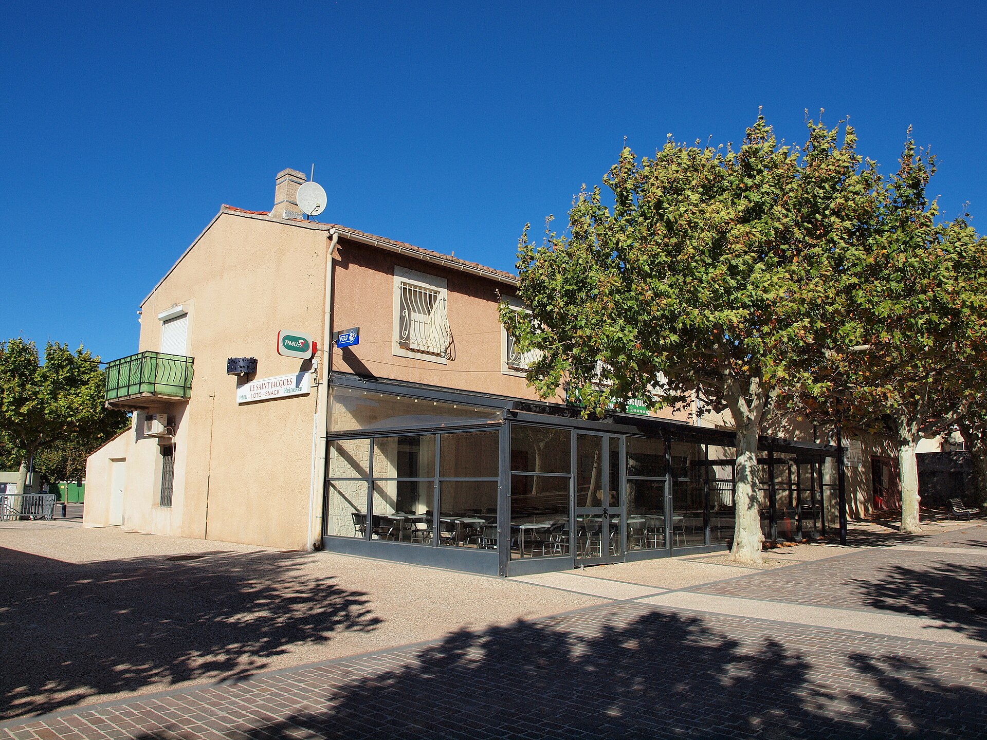 Une place du centre de Rognac