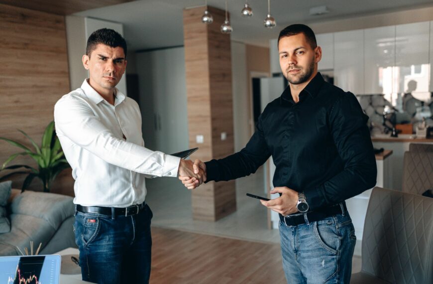Mandat semi-exclusif : le compromis pour vendre son bien rapidement