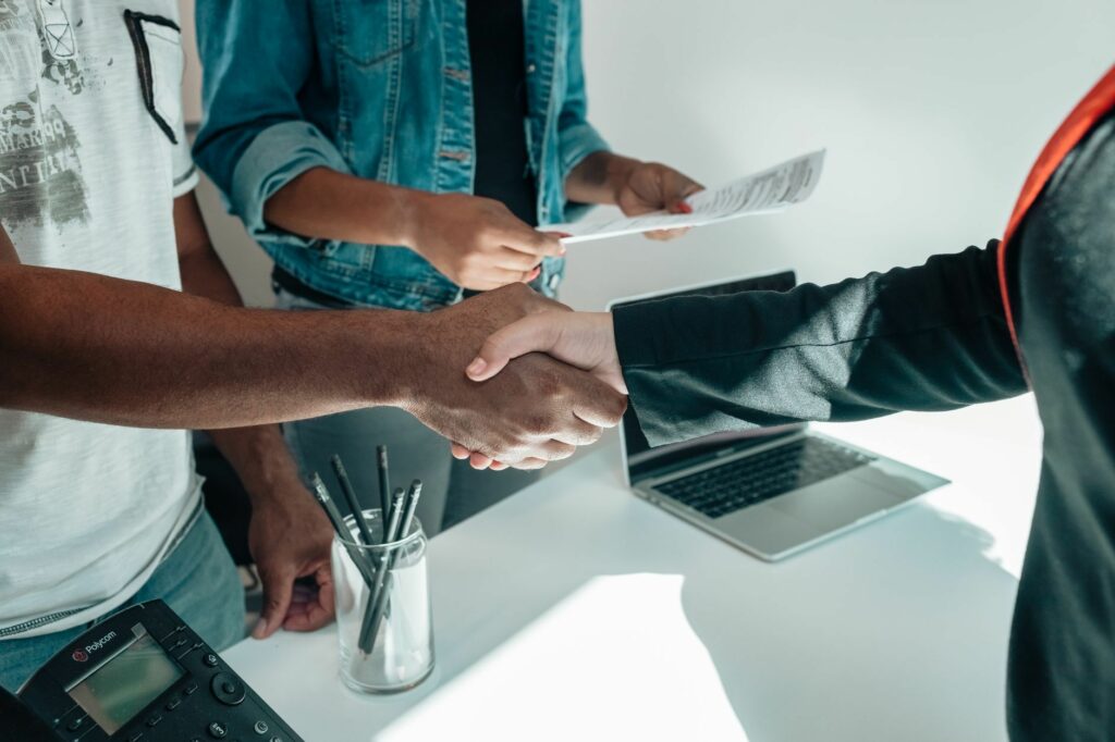 An image illustrating Vendre une maison en indivision : défis et solutions collaboratives